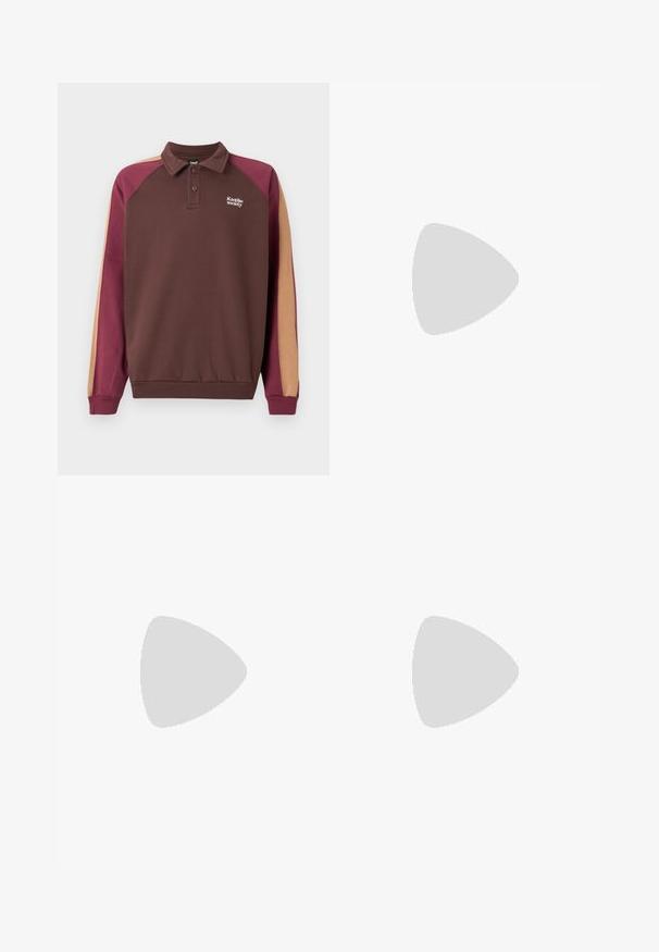 Dolga majica polo v rjavi barvi z rokavi v burgundski in bež barvi, ki so barvano blokirani, ter majhnim belim logotipom "Kaotiko society" na prsih.; Bež majica s kratkimi rokavi iz bombaža z okroglim izrezom. Na prsih ima subtilen logotip "Levi's" v isti barvi. Mehka tekstura.; Khaške ravne hlače z petimi žepi, gumbnim zapiranjem in zankami za pas, položene na belo ozadje.; Bež teniske z teksturiranim prednjim delom iz usnja, gladkimi kožnimi stranicami in rjavo gumijasto podplatom. Vključene vezalke in svetla šivana detajla.