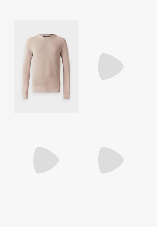 Maglione lavorato a maglia beige chiaro, colletto a giro, maniche lunghe, polsini e fondo a coste, con un piccolo logo sul lato sinistro del petto.; Shorts rosa chiaro realizzati in un materiale morbido, con vita elasticizzata e coulisse, e tasche laterali. Gambe a taglio dritto, senza motivi.; I mocassini in pelle nera presentano una cucitura sollevata, due fasce decorative sulla parte superiore e una suola spessa e texture per una maggiore aderenza.; Borsa tote in pelle nera con due manici superiori e una tracolla removibile. Presenta cuciture verticali e logo impresso sulla parte anteriore.