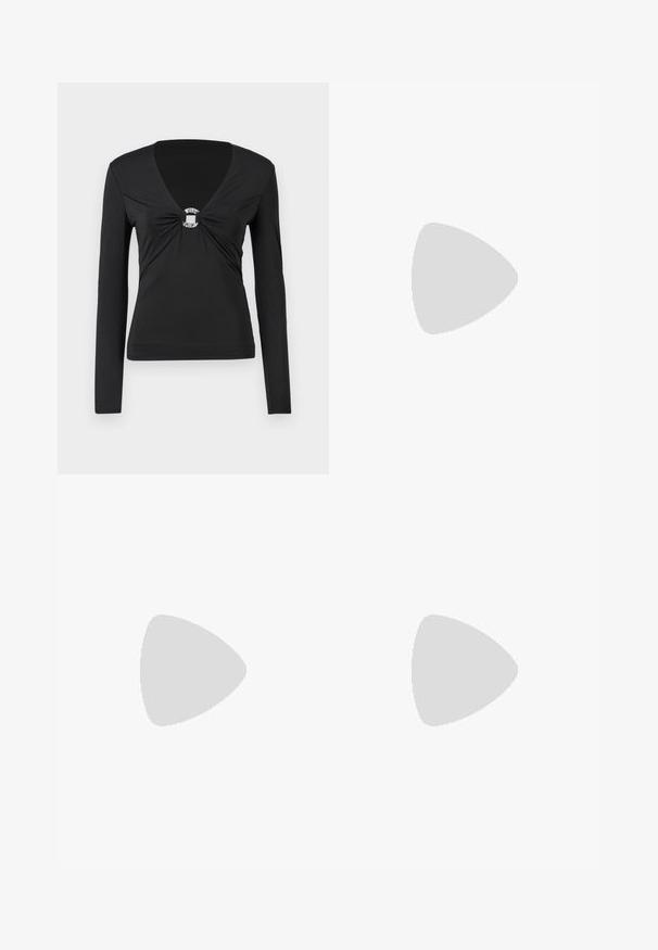 Top negro de manga larga con escote en V, que presenta un centro anudado con un detalle decorativo de anillo plateado. Tela lisa y ajustada, diseño minimalista.; Pantalones de campana negros hechos de un material elástico con una textura suave, que presentan detalles de costura en la parte frontal para un diseño adicional.; Tacones slingback de cuero negro con punta afilada, tacón delgado y detalle decorativo de hebilla en la parte superior. Textura suave y diseño elegante.; Bolso de mano a rayas en blanco y negro con una forma estructurada, que cuenta con un asa superior, una correa de cadena desmontable y un acento de logo metálico.