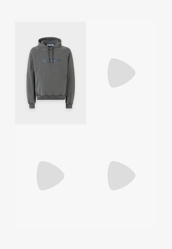 Grå hætte sweatshirt med en afslappet pasform. Har en hætte med snor, ribbede manchetter og et broderet logo i blå på forsiden.; Olivenfarvede kordfløjl bukser med for- og sidelommer, forstærkede knæpaneler samt knap- og lynlåslukning.; Grå og sort Nike løbesko med synlig fjederlignende dæmpning under sålen og et hvidt swoosh-logo på siden.; Canvas tote bag i lys beige med dobbelthåndtag, med "SAMSOE" logo i hvidt trykt på fronten. Rektangulær form med enkelt design.; Hvid perlekæde med jævnt store perler, der har en sølvlås med en dekorativ detalje. Glat tekstur og enkelt design.