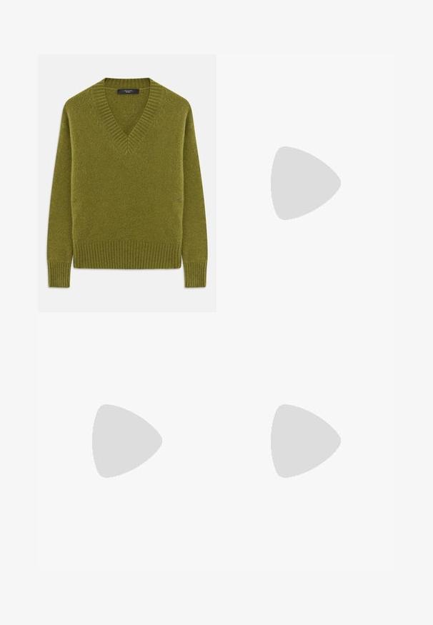 Pulover verde cu decolteu în V, fabricat din material moale și texturat. Are manșete și tiv cu nervuri, cu o croială lejeră și un design minimalist.; Fustă maxi cu model verde, dotată cu un brâu elastic. Prezintă un design stratificat cu imprimeuri florale și nuanțe variate de verde.; Cizmă de gleznă din piele neagră cu vârf ascuțit și un design elegant. Dispune de un toc mic și de o închidere cu fermoar la spate. Textură netedă.; Geantă de umăr din piele neagră, cu un design rotund și pliat. Dispune de un închizător metalic cu două bile decorative și o curea subțire, detașabilă.