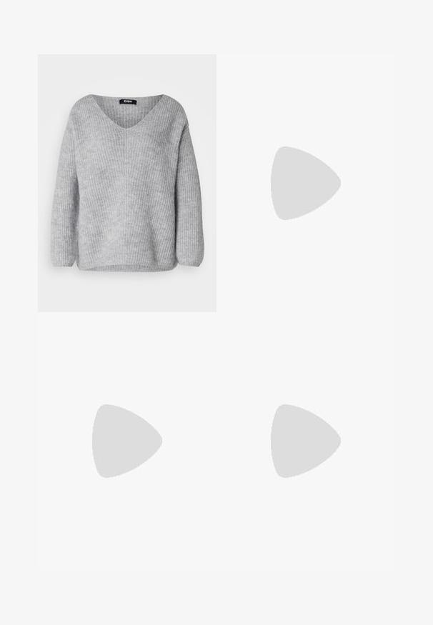 Pelēks adīts džemperis ar V veida kakla izgriezumu un garām piedurknēm. Iezīmē ribotu struktūru un brīvu piegriezumu, piemērots kārtotai nēsāšanai.; Ziedu iepakojuma svārki vieglā, caurspīdīgā audumā. Ar spilgtiem, daudzkrāsainiem ziediem, viļņotu apakšmalu un kontrastējošu oranžu jostu.; Melna lakota āda ar atvērto papēdi, ar smailu purngalu un ģeometrisku blokpapēdi. Iezīmējas elegants, minimāls dizains un gluda tekstūra.; Melnas ādas rokassoma ar izliekta formu, noņemamu siksnu un zelta aksesuāriem. Somai ir vāciņš ar sprādzes detaļu.