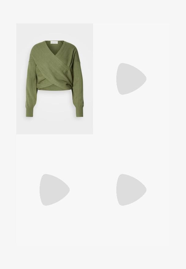 Zielony, krótki sweter z dekoltem w serek i konstrukcją owijającą. Posiada prążkowaną fakturę oraz długie rękawy z dopasowanymi mankietami.; Bordowe legginsy z wysokim stanem, wykonane z elastycznego materiału, charakteryzujące się gładką fakturą i boczną kieszenią.; Czarne lakierowane półbuty na obcasie z wydłużonym noskiem i geometrycznym słupkiem. Charakteryzują się eleganckim, minimalistycznym designem oraz gładką fakturą.; Czarna skórzana torebka o zakrzywionym kształcie, z odpinanym paskiem i złotymi akcentami. Torebka posiada klapę z zapięciem w kształcie klamry.; Srebrna obrączka podwójna z gładką, polerowaną powierzchnią. Posiada płynny, zakrzywiony kształt z nakładającymi się sekcjami, co nadaje nowoczesny wygląd.