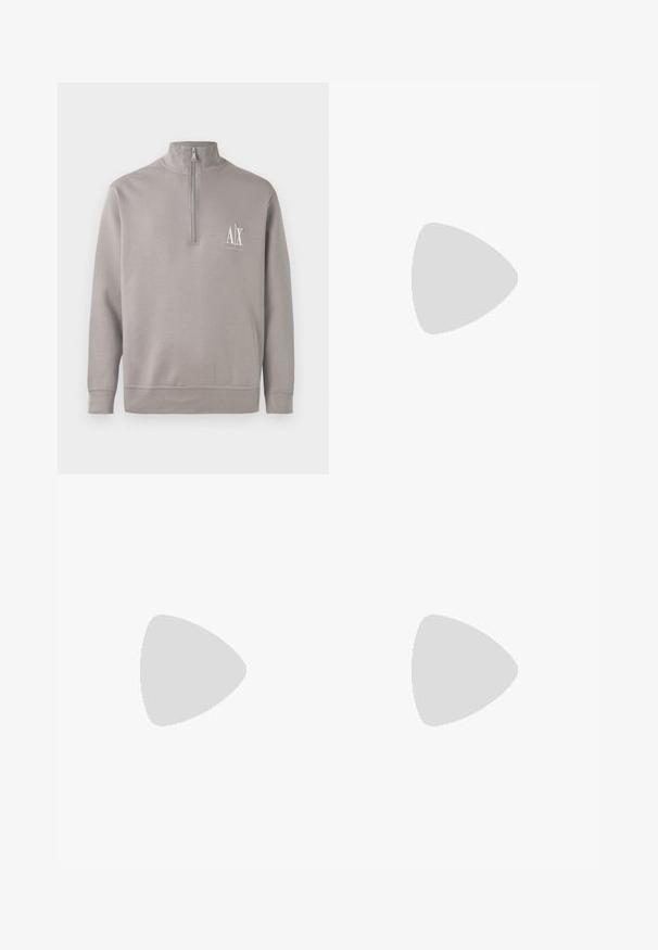 Pullover grigio chiaro a quattro quinti realizzato in materiale morbido, con un piccolo logo bianco sul petto e polsini e orlo elastici.; T-shirt a maniche corte blu navy con colletto rotondo e piccolo logo bianco "NN. 07" sul petto sinistro su sfondo bianco.; Jeans in denim blu chiaro con taglio dritto. Presentano un design a cinque tasche, apertura con bottone e una texture sbiadita verso il fondo.; Sneakers bianche in tela con suola in gomma testurizzata, dotate di una punta cucita e di un accento con logo sul tallone. Design semplice con lacci.
