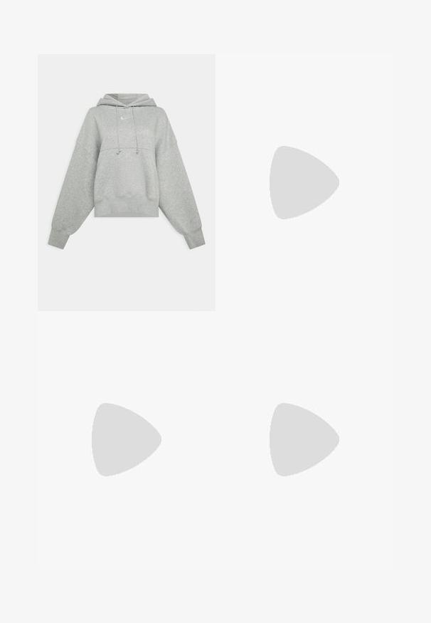 Graue, verkürzte Kapuzenjacke aus weichem Stoff. Sie verfügt über eine verstellbare Kapuze mit Zugband, weite Ärmel und ein kleines Logo auf der Vorderseite.; Hellgraue Sweatpants mit einem Kordelzug in der Taille, schmal zulaufenden Beinen und einem kleinen weißen Logo am linken Oberschenkel. Hergestellt aus einem weichen, strukturierten Stoff.; Gelbe Canvas-Hochschuhsneaker mit einem Muster aus kleinen roten Erdbeeren, weißen Schnürsenkeln und einer schwarz-gestreiften weißen Sohle.; Silberne Creolen mit einer glatten, polierten Oberfläche und nahtlosem Design, versehen mit abgerundeten Kanten und einem sicheren Verschluss.