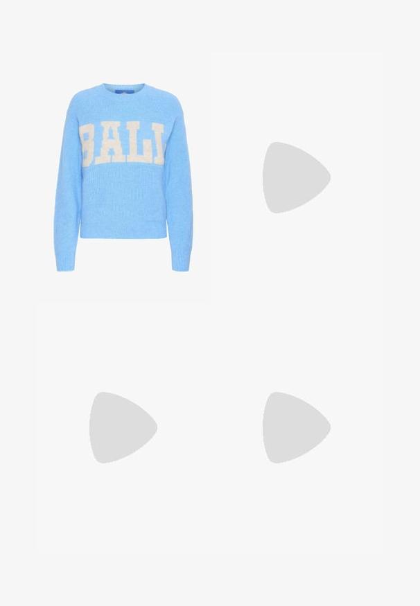 Pull en tricot bleu ciel avec un logo "BALI" crème sur la poitrine. Texture côtelée aux poignets et à l'ourlet, avec un col rond.; Robe en tricot côtelé à manches longues, avec des rayures horizontales en bleu, rouge, marron, vert, crème et orange. Silhouette ajustée, longueur jusqu'au sol.; Bottes de cowboy bleu clair avec des broderies, une fermeture éclair sur le côté, un bout pointu et un talon empilé noir. Texture en cuir lisse.; Bague multi-bandes en or avec un charme en forme de cœur orné d'une petite pierre. Texture lisse avec une finition polie et un design simple.