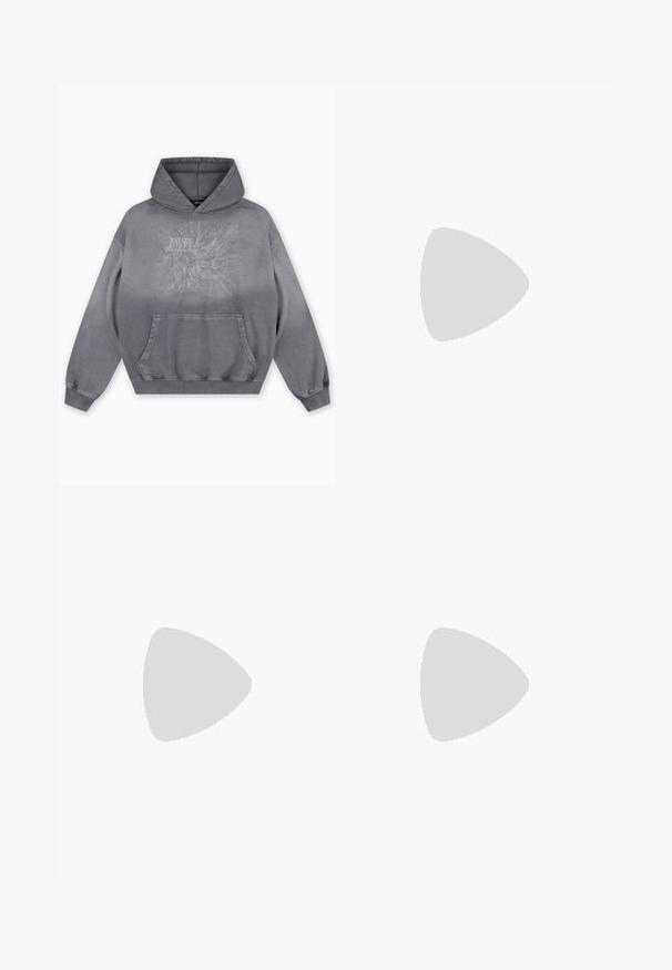 Grijze capuchontrui met een gestructureerde print met de tekst "FAVELA Worldwide" en een adelaarontwerp, voorzak in kangarustijl en geribbelde manchetten.; Persoon in losse, bruine corduroy broek met handen in de zakken en zwarte schoenen, weergegeven van het midden van de torso tot de voeten op een witte achtergrond.; Puma sneakers in wit en zwart suède, met een bruine rubberen zool. Gecombineerd met witte sokken met een zwart logo, gedragen met donkere broek.; Zwarte zonnebril met rechthoekige lenzen, matte plastic montuur en rechte randen. Bevat het merkteken op de binnenarm.