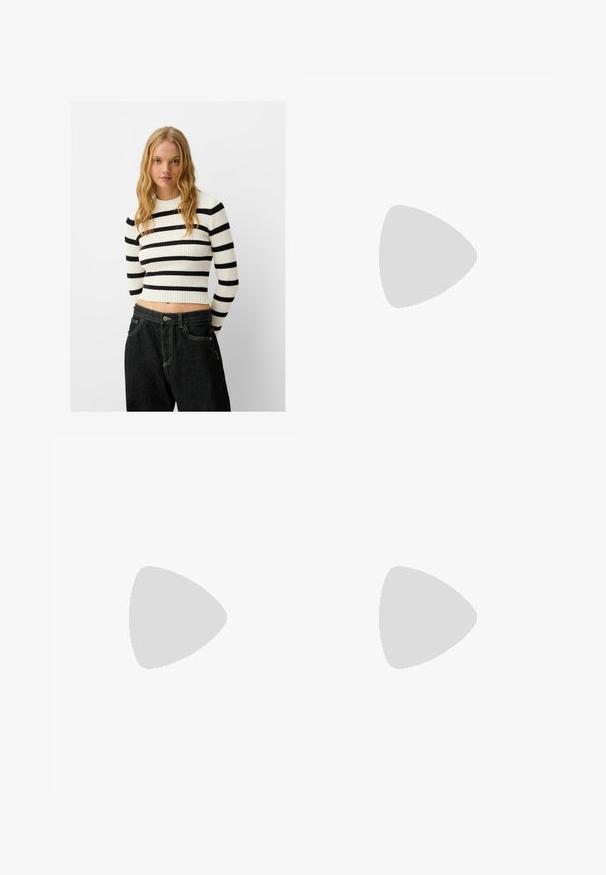 Bershka ROUND NECK  - Strickpullover - black; Braune Cordshorts mit einem breiten Gürtel, Knöpfen und Gürtelschlaufen. Verfügt über eine vertikale Rippstruktur und eine taillierte Passform.; Glatte bordeauxrote Ankle Boots mit einem klobigen schwarzen Absatz, die eine glatte Oberfläche und ein einfaches Design aufweisen. Keine sichtbaren Verschlüsse oder Muster.; Braune Handtasche aus Kunstleder mit zwei langen Griffen und einem passenden kleinen Beutel. Die Oberfläche weist ein strukturiertes Muster und goldene Hardware-Akzente auf.