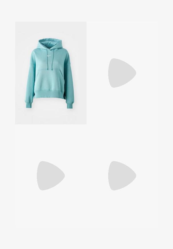 Turkos huvtröja med en känguruficka, ribbad mudd och nederkant. Har en liten vit Nike-logotyp på bröstet.; Rosa mjukisbyxor med ett genomgående präglat "VERSACE" logomönster, elastiskt midjeband med snörning och elastiska muddar vid anklarna.; Ljust grå sportskor med ovandel i mesh och syntetmaterial, med snörning, vadderad krage och texturerad sula för grepp.; Pilotglasögon med gradientblå linser, silverfärgad metallram och dekorativa stjärnaccenter på linserna. Snygg och elegant design.