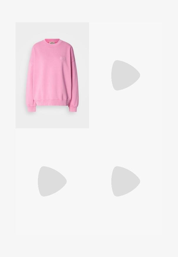 Felpa rosa in cotone, con collo rotondo, maniche lunghe, polsini a coste e un piccolo logo ricamato sul petto.; T-shirt bianco oversize con grandi lettere "DKNY" in rosa lucido. Maniche corte e vestibilità rilassata, realizzato in morbido cotone.; Sneakers in suede rosa con strisce ondulate bianche e suole in gomma marrone, abbinati a jeans in denim a gamba larga blu chiaro.; Borsa a tracolla blu in ecopelle con forma triangolare, manico superiore e tracolla regolabile. Presenta una texture liscia e un dettaglio sul risvolto anteriore.