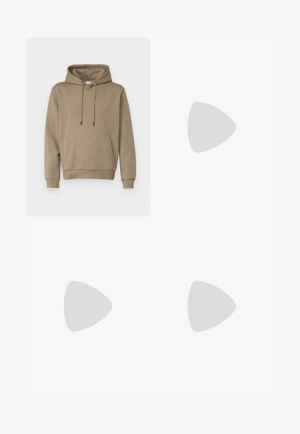 Kapuzensweatshirt in Hellbraun, aus weichem Stoff. Verfügt über eine Fronttasche und gerippte Bündchen. Einfaches Design mit Zugbändern.; Weißes T-Shirt mit kurzen Ärmeln aus glattem Baumwollstoff und Rundhalsausschnitt; minimalistisches Design mit klaren Linien und ohne sichtbare Muster.; Beige Hose mit einem elastischen Bund und Kordelzug, geradem Bein und weichem, glattem Stoffgefühl.; Braune Lederloafer mit beigem Lederakzent und gesticktem Detail. Verfügt über eine niedrige, strukturierte schwarze Sohle und ein klassisches Design.