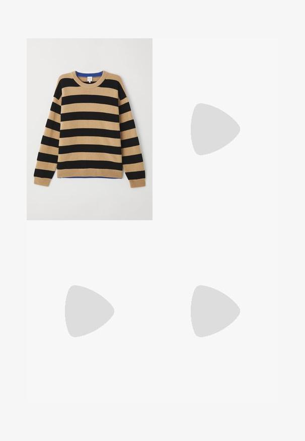 Gestreifter Pullover mit abwechselnd schwarzen und sandfarbenen Streifen, geripptem Rundhalsausschnitt und blauen Akzenten am Hals. Weicher Stoff, lockere Passform.; Beige Shorts aus Baumwoll-Mischgewebe mit vorderen Falten, einem Knopfverschluss und umgeschlagenen Säumen für zusätzliche Design-Details.; Braune Lederloafers mit runder Zehenform, einem vorderen Riemen-Detail und einem niedrigen, gestapelten Absatz. Glatte Textur mit minimalen dekorativen Akzenten.; Braune Nylon-Tote mit doppelten Tragegriffen, Reißverschlussverschluss und einem blauen Logo-Patch. Glatte Textur, strukturierte Form, geräumiges Innenleben.