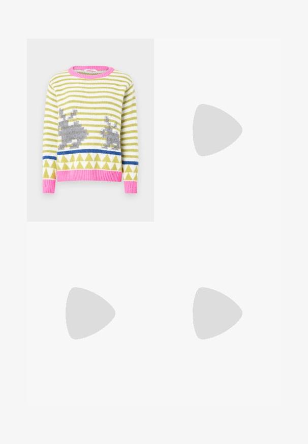 Zöld és fehér csíkos kötött pulóver szürke nyúl motívumokkal, kék geometriai mintával és rózsaszín bordázott gallérral és szegéllyel. Puha tapintású.; Világoskék farmernadrág, amelynek bokája kibővült, jellemzője az öt zsebes kialakítás, gombos zárás és látható varrási részletek.; Fekete lakk bőrből készült, hegyes orrú cipők, tömbsarkúakkal és bokapánttal, szürke bordás lábszármelegítőkkel és barna velúr szoknyával párosítva.; Texturált bézs táska kerekded formával, szétmálló széllel, és rövid pánttal a hordozáshoz. Cipzáras nyitás a tetején.