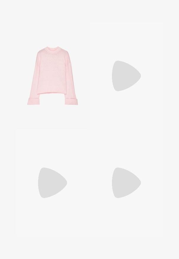 Pullover corto rosa chiaro con scollatura tonda, polsini a coste e una texture morbida. Realizzato in un materiale di maglia leggero.; Pantaloni corti bianchi in cotone con vita elasticizzata e lacci, caratterizzati da una texture liscia e privi di motivi o accenti aggiuntivi.; Stivali alla caviglia in pelle marrone con chiusura a zip, superficie texture, suola spessa in gomma nera e morbido rivestimento in pelliccia all'interno della caviglia.; Borsa a tracolla in suede marrone con texture morbida, ampia apertura e lunghe cinghie. Caratterizzata da un design semplice con cuciture visibili e senza accessori.