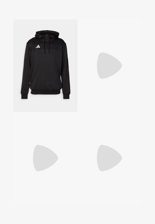 Czarna bluza z kapturem wykonana z gładkiego materiału, z pół-zamkiem, posiada kieszeń kangurzą i białe trójkątne logo na piersi.; Fioletowa poliesterowa koszulka polo z białymi akcentami i czarnymi panelami bocznymi. Posiada logo Manchester United na piersi oraz rękawy w trzy paski.; Czarne spodnie sportowe z elastycznym paskiem w talii, z białymi paskami po bokach i małym logo na biodrze. Gładka faktura.; Czarne buty sportowe z siateczkowej cholewki i białymi akcentami, z trzema wyraźnymi paskami. Lekką podeszwę z technologią Cloudfoam.