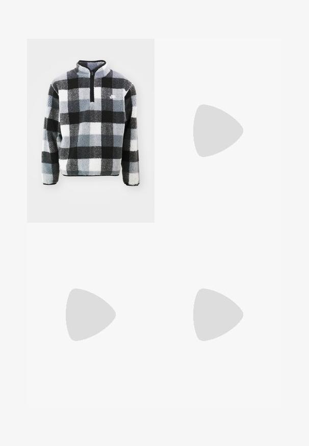 Fleece pullover met een half-rits, met een zwart, wit en grijs geruit patroon, gestructureerde oppervlakte en een klein logo op de borst.; Witte katoenen t-shirt met korte mouwen, ronde hals, relaxte pasvorm en zonder zichtbare logo's of patronen. Gladde textuur en minimalistisch ontwerp.; Hoge taille, losvallende jeans van vervaagd zwart denim. Beschikt over vijf zakken, riemlussen en een schone, rechte broekspijp ontwerp.; Witte leren sneakers met een hoge bovenkant. Voorzien van een ronde neus, vetersluiting aan de voorkant en een licht versleten zool. De binnenkant van de enkelboord is lichtbeige.