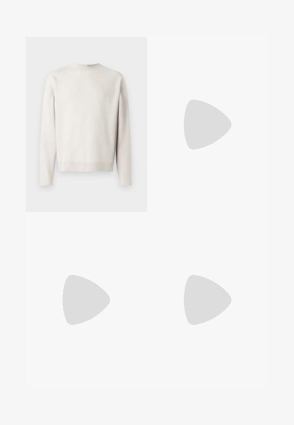 Svetlošedý pletený sveter s dlhými rukávmi, okrúhlym výstrihom a rebrovanými manžetami. Mäkká textúra, voľný strih a žiadne viditeľné vzory.; Tmavošedé denimhore s klasickým dizajnom piatich vreciek, zapínaním na gombík a zips, rovný strih a mierne zosvetlenou textúrou po celom obvode.; Čierne kožené tenisky s bielymi pruhmi, textúrovanou gumovou podrážkou a šnurovaním vpredu. Obsahujú označenie značky na jazyku.; Čierna kožená kabelka cez plece so zipsovým uzáverom, so štruktúrovaným telom, bielym prešívaním a popruhom so striebornými očkami.