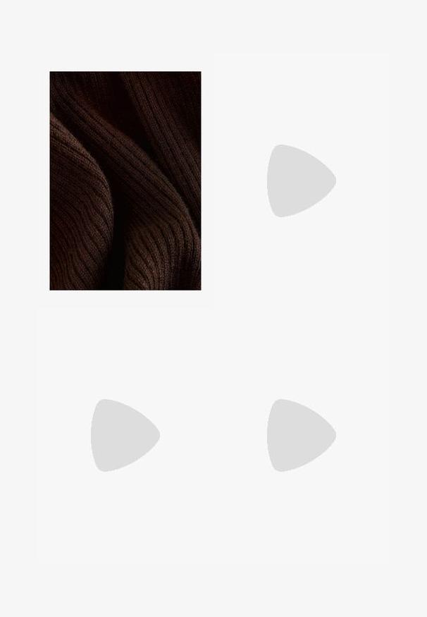 Ciemnobrązowy, prążkowany materiał o miękkiej teksturze, z falistym wzorem i subtelnym połyskiem, złożony w celu ukazania głębi i wymiaru.; Brązowa zamszowa spódnica ołówkowa o gładkiej fakturze, z przednimi kieszeniami, zapięciem na guziki i pionowymi przeszyciami.; Brązowe lakierowane skórzane buty na obcasie typu slingback z ostrym noskiem i umiarkowanym obcasem. Posiadają pasek z klamrą dla zapewnienia stabilnego dopasowania. Gładka tekstura.; Brązowa skórzana torba tote o gładkiej fakturze, z otwartym wierzchem i dwoma ramiączkami. Charakteryzuje się minimalnym przeszyciem i brakiem widocznych elementów metalowych.