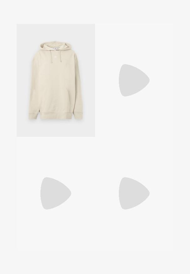 Beige hættetrøje lavet af bomuld, med en frontlomme, ribbet manchetter og et lille hvidt logo på brystet. Blød tekstur.; Hvid crop top med mintgrøn trim og et stort mintgrønt hibiscusblomstgrafik på forsiden, med en håndskrevet tekstdetalje nedenunder.; Beige bredde denim bukser med høj talje, der har en frontknap og lynlås, bæltesløjfer og sidelommer. Blød tekstur.; Hvid lædersneaker med gule accenter, tre striber og en gummisål i farven gum. Skoen har en rundet tå og en tekstureret tung.