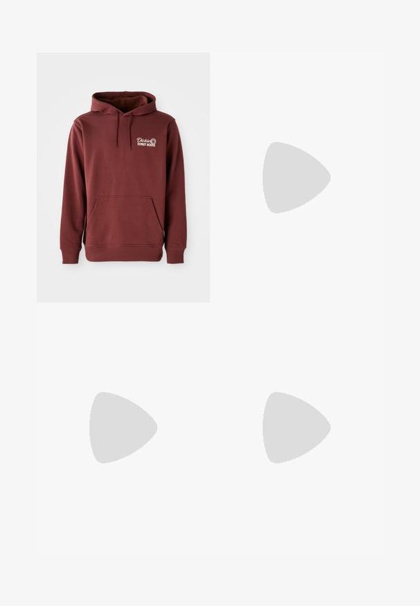 Burgundowy sweatshirt z kapturem, z kieszenią z przodu, z wyszywanym logo "Dickie's Donut House" po lewej stronie klatki piersiowej w kolorze białym. Miękka, teksturowana tkanina.; Biała bawełniana koszulka z szarym logo "NB" i napisem "new balance", krótkie rękawy, klasyczny okrągły dekolt, gładka tekstura.; Jasnoniebieskie dżinsy z wysokim stanem, szeroką nogawką, klasycznym pięciopunktowym stylem oraz delikatnym wyblaknięciem na materiale.; Białe buty sportowe z teksturowanymi nakładkami, masywną podeszwą i szarymi akcentami. Nosi się je z białymi skarpetami do kostek i zielonymi szortami na niebieskiej powierzchni.