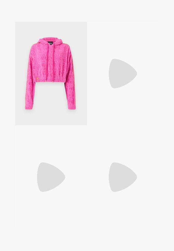 Sudadera recortada en rosa brillante con tejido texturizado que presenta el logo repetido de "VERSACE". Incluye capucha, cordones y rayas de acento dorado.; Pantalones cortos de rizo rosa con cintura elástica y cordón, que presentan un patrón en relieve de la palabra "VERSACE."; Zapato de tacón slingback de charol negro con diseño de punta afilada, que presenta una sección cortada y una banda elástica grabada con el nombre de la marca.; Bolso tote rojo hecho de un tejido texturizado con un exterior suave y peludo. Cuenta con dos asas cortas y un charm de pompon desmontable.