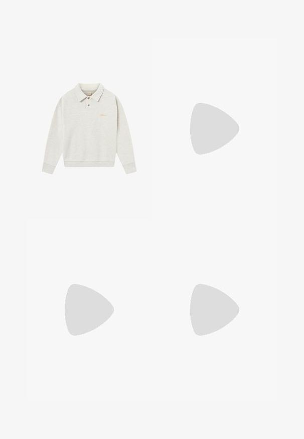 Felpa polo grigia chiara realizzata in morbido tessuto, con pattina a bottoni, polsini a costine e logo ricamato in oro vicino al petto.; T-shirt bianca in cotone con scollatura a girocollo, maniche corte e vestibilità rilassata. Presenta un design semplice senza motivi o accenti.; Pantaloni neri con un motivo in pelle di serpente testurizzato, dotati di una vestibilità a gamba dritta, due tasche frontali e chiusura con bottone metallico.; Sneakers in suede nero con lacci bianchi e tre strisce bianche. Presentano un logo circolare nero sulla linguetta e una suola in gomma color gomma.