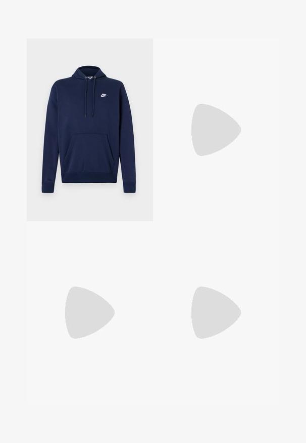 Marineblauer Kapuzenpullover aus Baumwollmischung, mit einer Fronttasche und einem weißen gestickten Logo auf der linken Brust. Kapuze mit Kordelzug.; Helles blaues Baumwoll-T-Shirt mit kurzen Ärmeln, rundem Ausschnitt und rotem Nike-Swoosh-Logo. Der Text lautet "ATHLETIC DEPT. JUST DO IT."; Navy Sweatpants mit einem gestickten Logo am linken Oberschenkel und einem kleinen gelben Nike-Swoosh am rechten Unterschenkel.; Weiße Sportsneaker mit einem glatten Obermaterial, Schnürverschluss, gepolsterter Sohle und einem sichtbaren Luftpolster mit roten Akzenten im Branding.