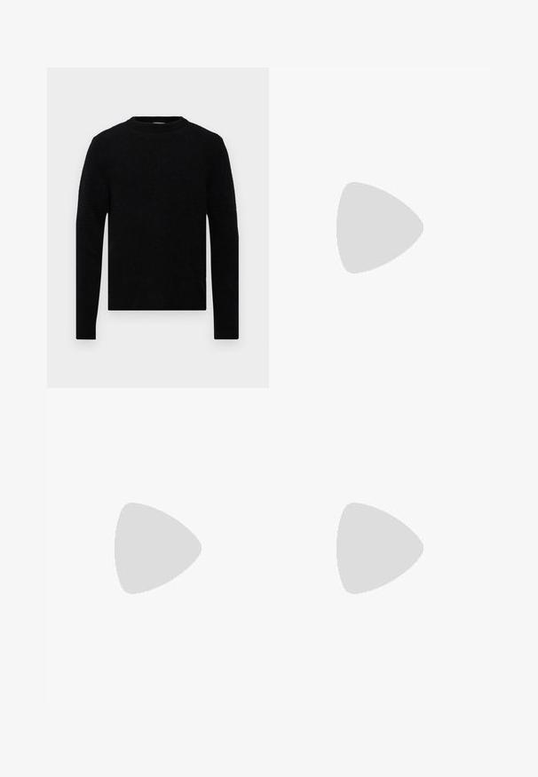 Filippa K SWEATER - Pulover - black; Cămașă cu mâneci scurte, de culoare albastru închis, dintr-o țesătură ușoară. Are guler plat, un singur logo pe piept și un design drept.; Pantaloni largi negri din țesătură netedă. Au închidere cu nasture și fermoar, două buzunare frontale și un finisaj curat la tiv.; Mocasini din piele neagră cu o textură netedă, vârf rotund și o curea decorativă peste partea superioară. Toc mic, design minimalist.