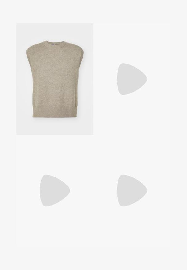Strikket ermeløs genser i lys beige, med rund hals, ribbestrikket kant og enkel design med glatt tekstur.; Rosa bomull t-skjorte med rund hals, korte ermer og hvit "HUGO"-logo på brystet. Myk tekstur, avslappet passform, standard lengde.; Sorte plisserte shorts laget av stoff med en glatt tekstur, som har en frontlukking med knapp og brede, løstsittende ben.; Brune lærloafers med dekorativ søm og teksturert tå. Sålen har et robust design som tilbyr godt grep og holdbarhet.