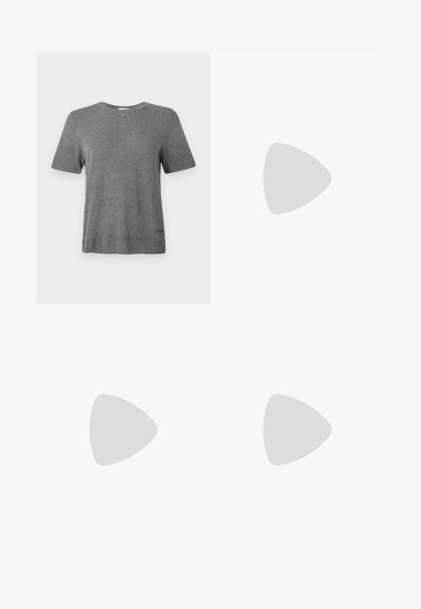 Tricou gri tricotat cu mâneci scurte, decolteu rotund și o textură fină. Are un branding minim aproape de tiv. Design simplu și clasic.; Jeans negre din denim cu talie înaltă, cu un design cu picioare largi, având cinci buzunare și accente din metal argintiu. Textură netedă în general.; Mocasiini din piele neagră, cu vârf rotund, finisaj neted, detalii subtile cusute și toc jos, robust. Design cu talpă plată pentru confort.; Geantă albă plisată, fabricată din material moale. Prezintă închidere cu șnur, mânere împletite și un accent de metal cu nuanță argintie.