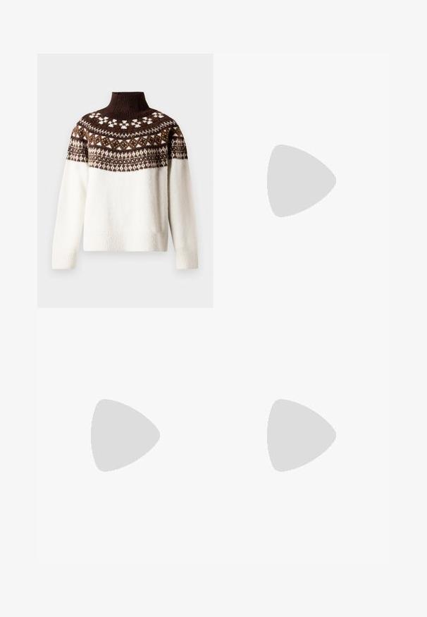 Chunky turtleneck sweater i creme med en tekstureret krop og brunt geometrisk mønster hen over brystet og halsen. Ribbet manchetter og kant.; Sorte cargo bukser lavet af letvægtsstof har flere lommer, elastiske cuffs og en lynlås lomme på siden for ekstra funktionalitet.; Sorte læder ankelstøvler med rund tå, glat tekstur og en markant blokhæl. Har en lynlås på siden. Minimalistisk design.; Brun lædertaske med en rynket top og en kædestrop. Glat tekstur med en blank finish og subtile sømdetaljer på siderne.