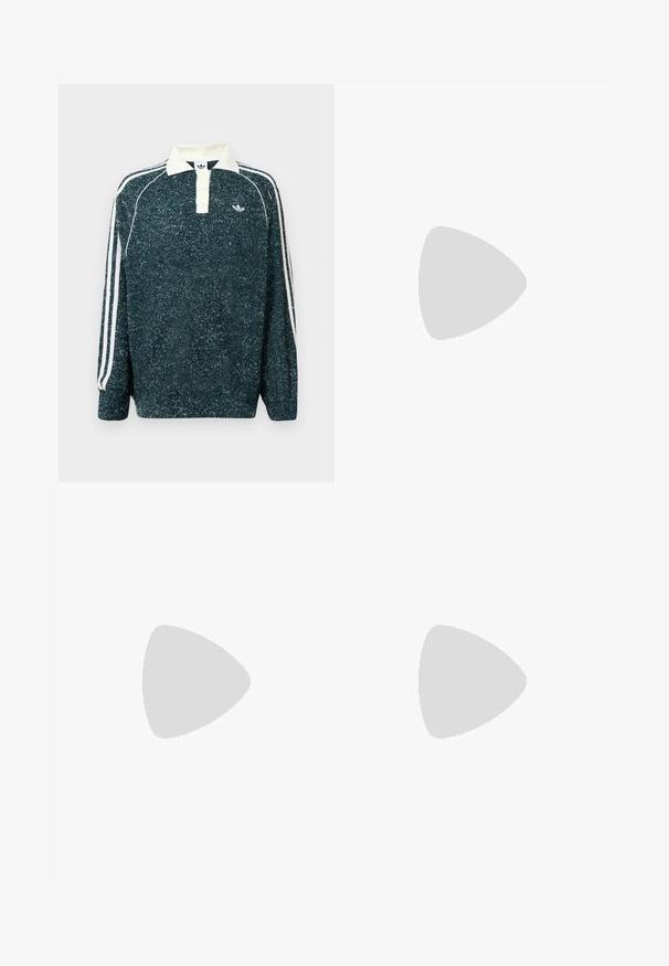 Temnozeleni polo majica z dolgimi rokavi in teksturirano površino, z belim ovratnikom in placketom s tremi gumbi. Ima bele stranske črte in vezeno logo.; Brahke široke hlače z ozkimi belimi črtami, visok pas, sprednje gumbasto zapiranje in prekrivni panel v stilu ovitka.; Rjave usnjene gležnjarje s zaobljenim prstom, rjavimi detajli, debelim podplatom in kontrastnimi rumenimi vezalkami. Imajo logo na strani.; Zelena umetna krznena torba za čez ramo zaobljene oblike, s kratkimi ročaji in odstranljivim ramenskim pasom. Ponuja še okras v obliki srčne charms s kroglicami.