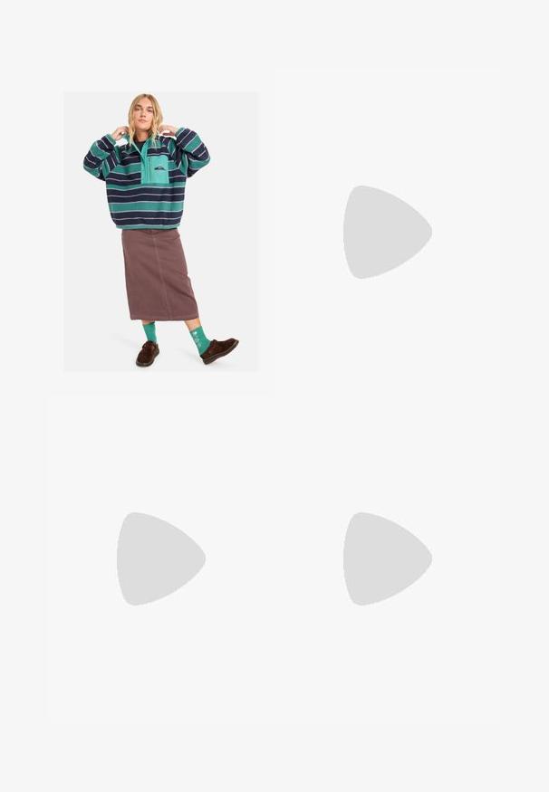 Fleece pullover met teal en marineblauwe strepen, half-zip ontwerp, voorzak, gecombineerd met een bruine rok en gemusterde groene sokken.; Een knie-lange rok in een lichtgroen en wit geruit patroon, met een soepele textuur en een getailleerde snit met zijzakken.; Roze en beige New Balance 740 sneaker met een bovenwerk van mesh en kunstleer, vetersluiting en een gevoerde zool, weergegeven in zijprofiel.; Camouflage heupriem gemaakt van duurzame stof, met een ritsluiting, verstelbare band en een rode Eastpak-logo patch aan de voorkant.