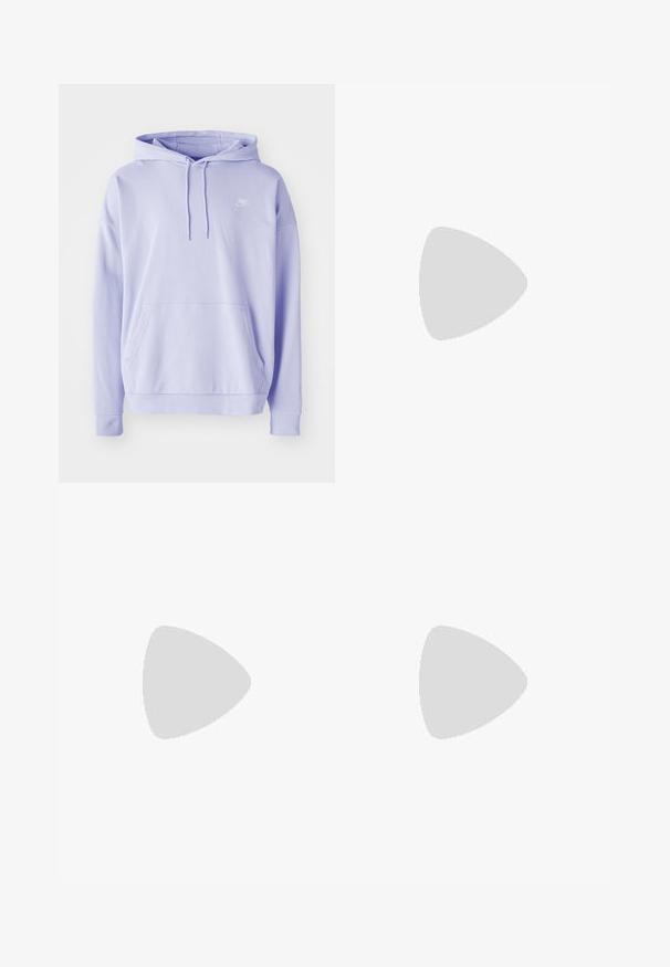 Hellblaues Nike Hoodie mit Kängurutasche und Kapuze mit Kordelzug, mit einem kleinen weißen Nike-Logo auf der Brust.; Hellgraues Baumwoll-T-Shirt mit kurzen Ärmeln und Rundhalsausschnitt, auf der Vorderseite mit "INTER" in fettem Schwarz und "Nerazzuri" in Schreibschrift sowie einem aufgedruckten Logo versehen.; Grüne Baumwollshorts mit geradem Bein, ausgestattet mit einem Knopfverschluss und seitlichen Taschen. Glatte Textur, knielange Schnittform.; Grauer Sportschuh mit einem Obermaterial aus Mesh und Wildleder, weißen Akzenten, einer gepolsterten Sohle und einem charakteristischen Design mit reflektierenden Elementen.