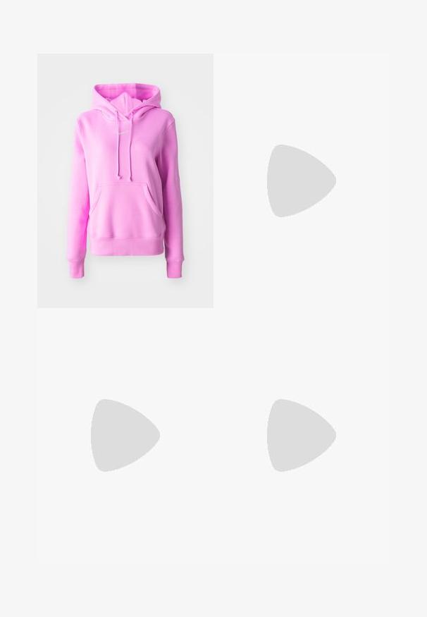 Rosa hettegenser laget av myk stoff med en frontlomme, snorer ved halsen og en liten logo på brystet.; Høyt liv mørkeblå vide jeans med frontlommer, knapp og glidelås lukking, vist mot en enkel bakgrunn.; Rosa Nike sneakers med øvre del i semsket skinn og stoff, hvite snører og gull swoosh-logo; hvit gummisåle; brukt med hvite ribbede sokker.; Svart quiltet tote-veske med stor åpning, buede former på overflaten, og en etikett med gul og hvit tekst på forsiden.; Sølv hoops øredobber med en tvistet design, som har en polert finish og bakstøtte. Mål omtrent 3 cm i diameter.