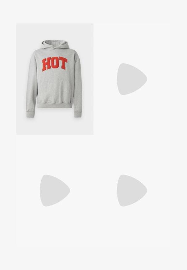 Grijze hoodie met een voorzak en in het oog springende rode "HOT" letters. Zachte textuur, ribbels aan de mouwen en onderkant.; Zwarte katoenen t-shirt met een grafisch ontwerp van het gezicht van een vrouw met blauwe lippen, grote blauwe ogen en een hart, omlijst in een witte rechthoek.; Zwarte denim broek met een relaxed fit, voorzien van gouden sterversieringen in hartvorm langs de zijkanten en een standaard vijf-pocket ontwerp.; Zwarte leren instappers met een ronde neus, voorzien van een gouden hardware accent en stikdetails, geplaatst op een lage, getextureerde rubberen zool.