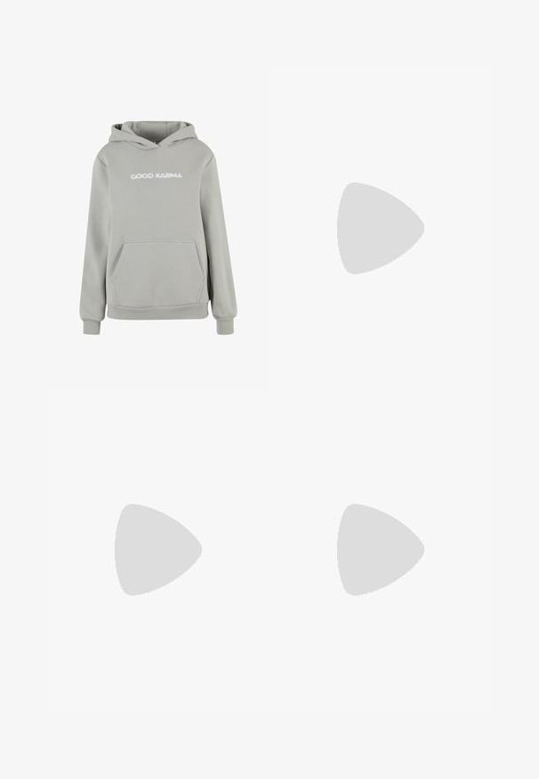 Hoodie gris clair avec une poche kangourou à l'avant, des poignets et un ourlet côtelés. Présente un texte brodé en blanc qui dit "BON KARMA".; Shorts de sport gris avec une taille haute, fabriqués en tissu lisse et extensible. Dotés de coutures plates et d'un design ajusté.; Baskets de course orange et rose avec tige en maille, semelle intermédiaire blanche, semelle extérieure Vibram et accents bleu clair. Présente le logo HOKA sur le côté.; Lunettes de soleil noires rectangulaires avec des verres foncés, monture large et branches fines noires. Présente un logo sur les branches. Texture lisse.