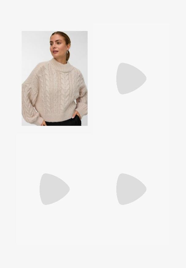 Moteris vilkinti kremine spalva storą kabelinį megztinį su aukštu apykakle ir ilgu pūsto tipo rankovėmis, stovinti su viena ranka juodų kelnių kišenėje.; adidas Performance ALL ME ESSENTIALS SHORT LEGGINGS - Tamprės - beige; Smėlio spalvos zomšiniai kulkšninių batai su platformos padu, apvaliu nosiu ir siuvinėjimo akcentais; turi kilpos užpakalinėje dalyje, kad būtų lengviau užsidėti.; Ruda dirbtinės odos petinė piniginė su kreiva forma, minimalia siuvimo linija ir auksinės spalvos įranga. Yra užtrauktuko uždarymas viršuje ir reguliuojama petneša.