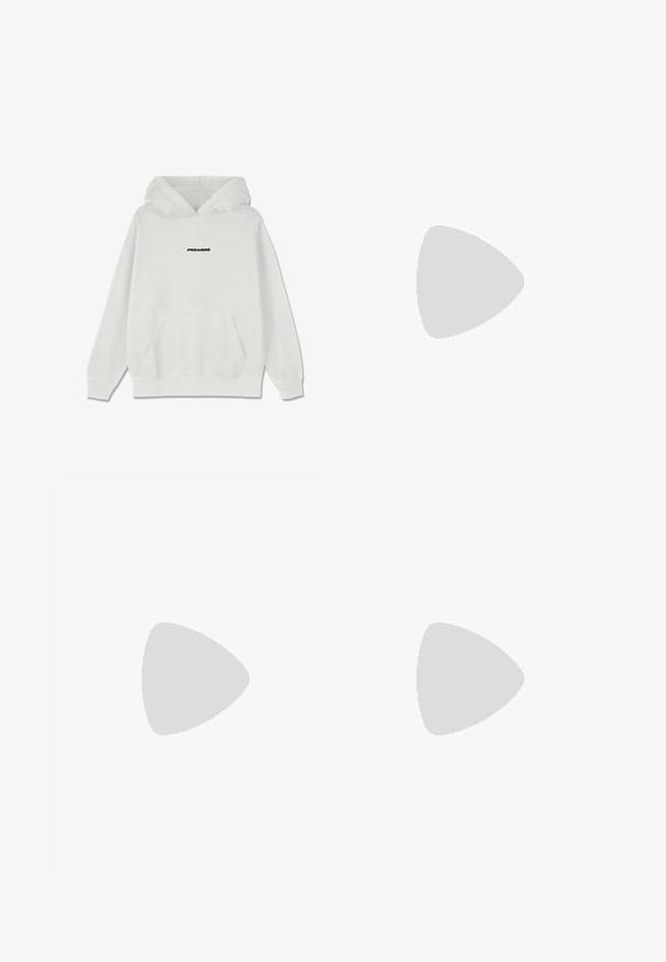 Sudadera blanca con bolsillo canguro frontal, capucha con cordón y texto negro "PEGAADOR" en el pecho. Tejido suave, puños y dobladillo acanalados.; Camiseta de manga larga en tela marrón claro, con cuello alto, forma ajustada, costuras mínimas y un pequeño logo en el pecho.; Pantalones cargo beige con cintura ajustable, múltiples bolsillos laterales y un corte relajado. Hechos de una tela ligera y suave con detalles de costura.; Zapatillas Nike con un upper texturizado en beige y gris, acentos negros, un gran logo de "90" y un cierre de cordones blancos. Suela negra.; Bolsa tote negra con tejido texturizado, asas superiores dobles y una correa de hombro desmontable. Cuenta con un cierre con cremallera para un almacenamiento seguro.
