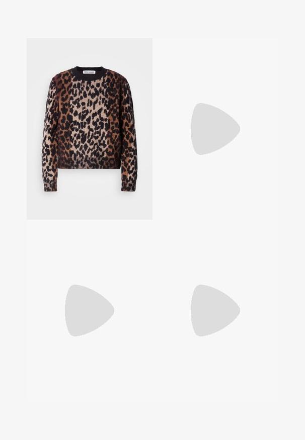 Luipaardprint sweater in tinten van bruin, zwart en crèmekleur. Zachte textuur, ronde halslijn en ribgebreide manchetten en zoom. Casual, cropped ontwerp.; Donkerblauwe wijde jeans van denimstof met een hoge taille, voorzien van oranje stiksels, een vijf-pocket ontwerp en een knoopsluiting.; Zwarte lakleren loafers met een afgeronde neus, een decoratieve band en een gouden accent op de hak. Gladde textuur met gestikte details.; Zwarte gepatenteerde leren handtas met een gebogen vorm, studded details rondom de opening en een ritssluiting. Inclusief een afneembare tag.; Zilveren metalen creolen met een gladde, glanzende oppervlakte en een gestructureerd, rond ontwerp. Voorzien van een scharnierende sluiting voor een veilige draagervaring.