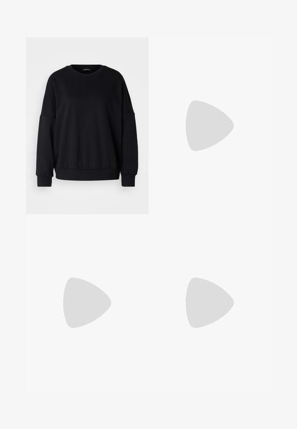 Sweatshirt noir à col rond, coupe décontractée, épaules tombantes, poignets côtelés et tissu texturé. Design minimal sans motifs.; Pantalons noirs légers avec une taille élastique et des chevilles froncées. Le tissu est lisse et présente un design décontracté et fuselé.; Botte cheville en cuir noir avec un bout arrondi, un laçage à l'avant, un détail de boucle sur le côté et une semelle en caoutchouc épaisse.; Sac à main en cuir noir avec une forme courbée, bandoulière amovible et des accessoires en or. Le sac est doté d'un rabat avec un détail de boucle.