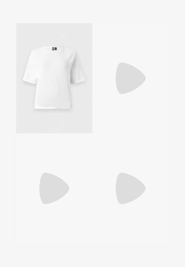 Biely krátky rukávový top vyrobený z mäkkej štruktúrovanej tkaniny. Má okrúhly výstrih a raglánové rukávy. Jednoduchý, minimalistický dizajn.; Farebné vrstvené šortky s elastickým pásom, zdobené vzormi v zelenej, oranžovej a modrej farbe, zakončené volánikmi.; Biele lakované lodičky na podpätku so špicatou špičkou a nízkym blokovým opätkom. Obsahujú jemný remienok s detailom zlatého tónu.; Béžová štruktúrovaná kabelka s vrcholom v tvare V, vyrobená z hladkej kože, s krátkymi rúčkami a dlhým nastaviteľným popruhom. Minimalistický dizajn.