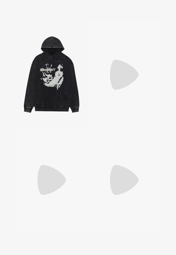 Svart huva tröja med slitna detaljer. Har en grafisk tryck av ansikten i vitt på framsidan. Mjuk textur, avslappnad passform.; Svart denim mini kjol med två framfickor, sidospännen och en figurnära midja. Har en slät textur och en rak fåll.; Vit sneaker med en kraftig sula, skiktad mesh och syntetiskt ovandel, med mönstrade accenter, snörningssystem och dragflik.; Svart lackläderhandväska med en rundad form, en axelrem, framfickor och detaljer i silverfärg.