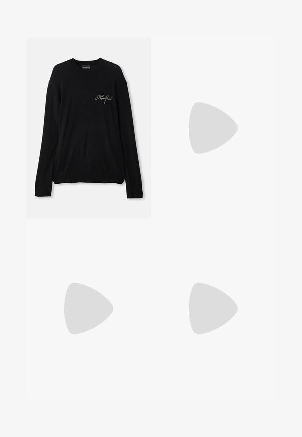 Pull-over noir à manches longues en coton. Il présente un col rond côtelé, des poignets et un ourlet côtelés, avec un petit logo brodé sur la poitrine.; T-shirt en coton noir avec un col ras du cou, des manches courtes et une coupe décontractée. Design simple, texture lisse, sans motifs ni logos visibles.; Pantalons en lin beige à coupe droite, avec une fermeture à bouton à l'avant et une texture lisse. Sans motifs ni accents visibles.; Chaussure en cuir noir avec un bout arrondi, un petit talon noir et une sangle décorative. Texture lisse avec une finition brillante.