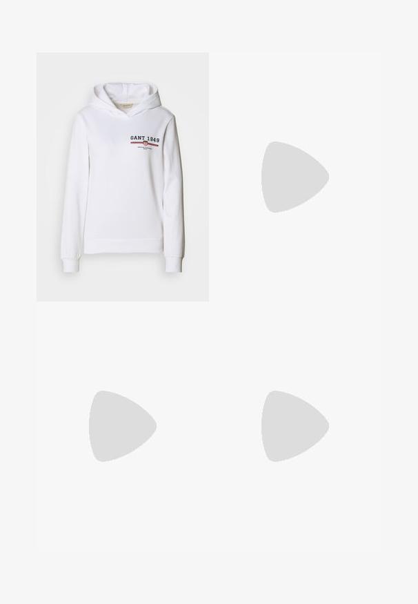 Biela mikina vyrobená z mäkkého materiálu, s predným logom "GANT 1949" a červenobielymi prúžkami, s dlhými rukávmi a kapucňou so šnúrkou.; Pruhovaná košeľa s button-up zapínaním v bielej farbe s tenkými hnedými pruhmi. Má špicatý golier, dlhé rukávy a náprsné vrecko. Skraťená dĺžka.; Čierne upravené nohavice s rovno strihanými nohavicami, vybavené ostrými záhybmi a hladkou textúrou. Vyrobené z ľahkého materiálu.; Svetlé tenisky s kombináciou bielej kože a béžovej semišovej látky, s textúrovanou podrážkou a minimálnym brandingom na strane.