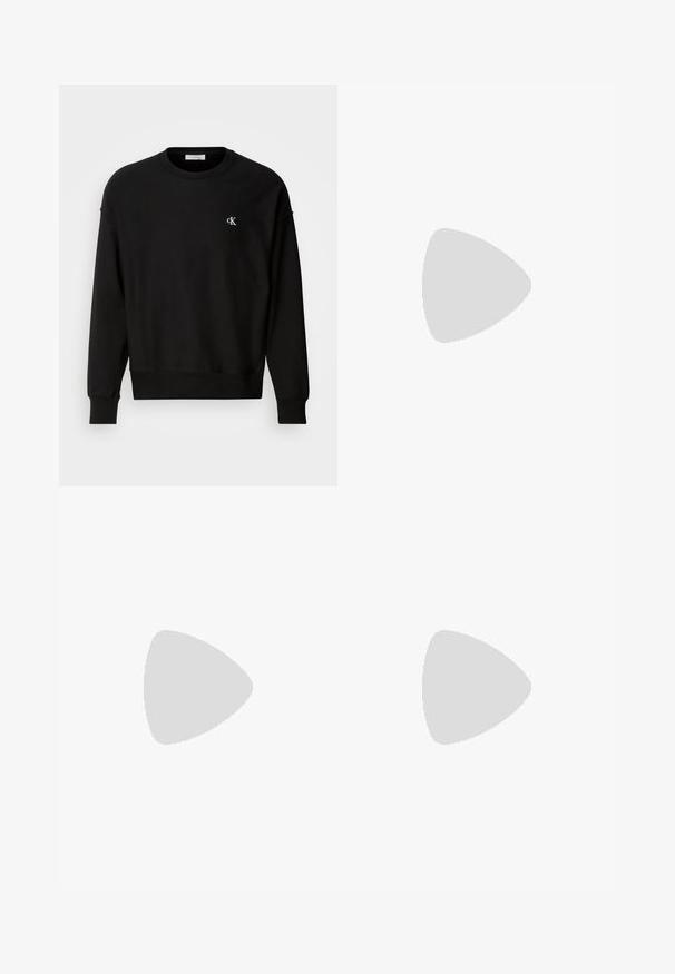 Must värvitud puuvilla segust valmistatud sweatshirt, millel on ümar kaelus, langevad õlad ja rindkere piirkonnas väike valge 'CK' logo.; Valge puuvillane T-särk, millel on lühikesed varrukad, ümar kaelus ja must trükitud "Calvin Klein Jeans" logo rindkere kohal.; Mustad teksased otse sääre disainiga, nupu kinnitusega, viie taskuga ja minimaalse õmblusega, et saavutada puhas välimus.; Valged sneaksid, millel on sile nahk, kontrasteeriv beežist sametmaterjalist aktsent kandadel ja tõmbluku avamisel detail külgedel.