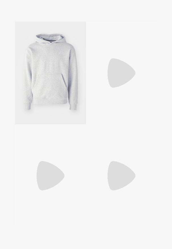 Szara bluza z kapturem, wykonana z miękkiego materiału. Posiada kieszeń kangurzą, ściągacze na rękawach i subtelne logo na piersi. Prosty design.; Biała bawełniana koszulka z krótkimi rękawami, okrągłym dekoltem, luźnym krojem i bez widocznych logo lub wzorów. Gładka tekstura i minimalistyczny design.; Pomarańczowe dresy wykonane z miękkiego materiału, z elastycznym paskiem w talii i sznurkiem, oraz ściągaczami na nogawkach. Zawierają mały detal z logo.; Białe skórzane sneakersy z perforacjami, okrągłym noskiem, płaską podeszwą i grubymi sznurówkami, z widocznym logo swoosh i napisem „AIR” na pięcie.