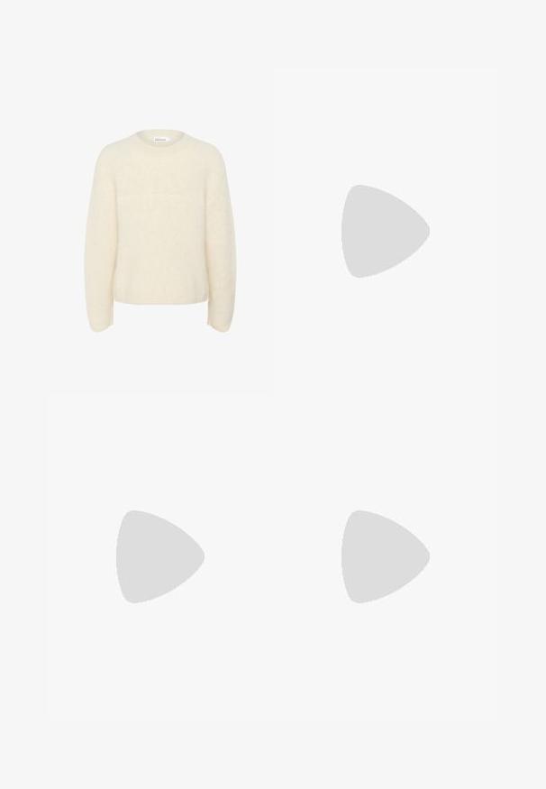 Elfenbeinfarbener, übergroßer Pullover aus weichem, strukturiertem Stoff. Mit Rundhalsausschnitt und langen Ärmeln in lockerer Passform. Keine sichtbaren Muster.; Weißes Baumwoll-T-Shirt mit kurzen Ärmeln, Rundhalsausschnitt und lässigem Schnitt. Glatte Textur, keine Muster oder Grafiken, einfaches Design.; Weiße Denim-Jeans mit geradem Bein, im Fünf-Taschen-Stil und mit kupferfarbenen Hardware-Details. Rohschnitt an den Knöcheln.; Beige Wildlederschuhe mit runden Zehen und niedrigem Profil. Mit Schnürdesign und gesteppten Akzenten. Getragen mit gekürzten blauen Jeans.