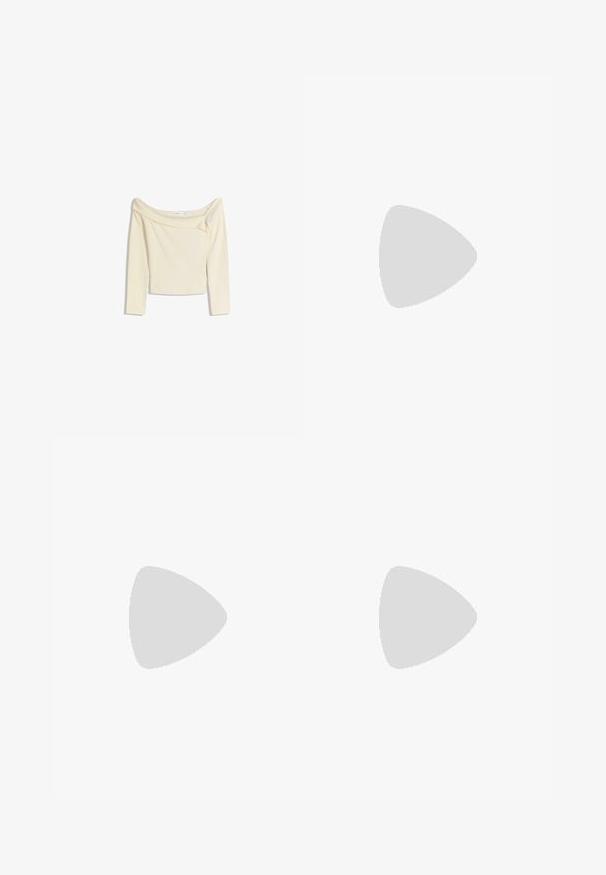 Top a spalle scoperte con maniche lunghe in crema, realizzato in morbido tessuto elasticizzato con un design leggermente accorciato e scollo a costine.; Gonna avvolgente bianca e testurizzata con un orlo asimmetrico, caratterizzata da un motivo pieghettato che passa gradualmente da opaco a semi-trasparente.; Bershka Sandali con tacco - black; Borsa a spalla in vernice nera con forma curvata, una tracolla, tasche frontali e dettagli in metallo argentato.