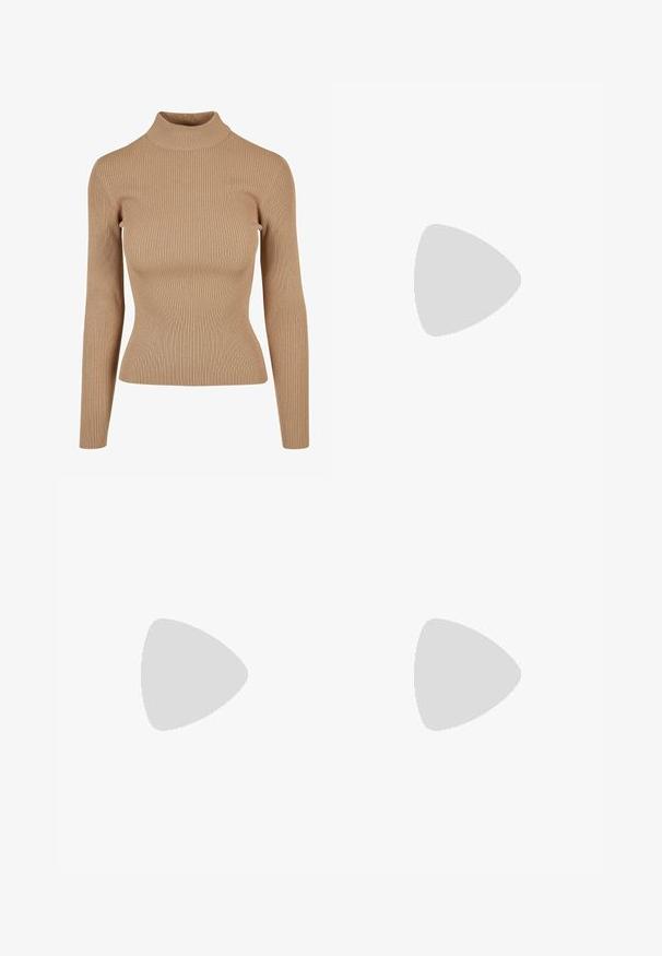 Pitkähiha, korkea kaula-aukko beige ribbikankaasta, istuva malli, jossa on pystysuorat raidat tekstuurina ja sileä pinta.; Beige lyhyet housut, joissa on laskoksia ja sivutaskut, valmistettu kevyestä materiaalista. Yhdistetty ruskeisiin avonaisiin korkokenkiin.; Mustat patentoitu nahkakengät, joissa on säären takaosa ja terävä kärki, sekä geometrinen palikkakorko. Sisältää tyylikkään, minimalistisen muotoilun ja sileän pinnan.; Ruskea nahkainen laukku, jossa on kerätty yläosa ja ketjuhihna. Tasainen pinta, jossa kiiltävä viimeistely ja hienovaraiset sauman yksityiskohdat sivuilla.